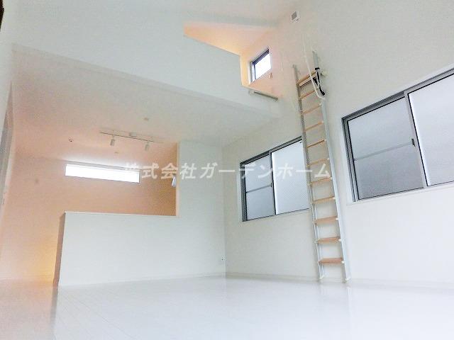 Living. ■ Wider family of smile in the bright living room. Because there is a loft, Ceiling height is also high, There is a feeling of opening ■