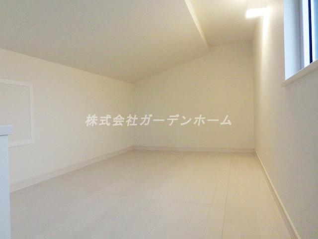 Other.  ■ Loft the book, or the like can also plenty of storage ■ 