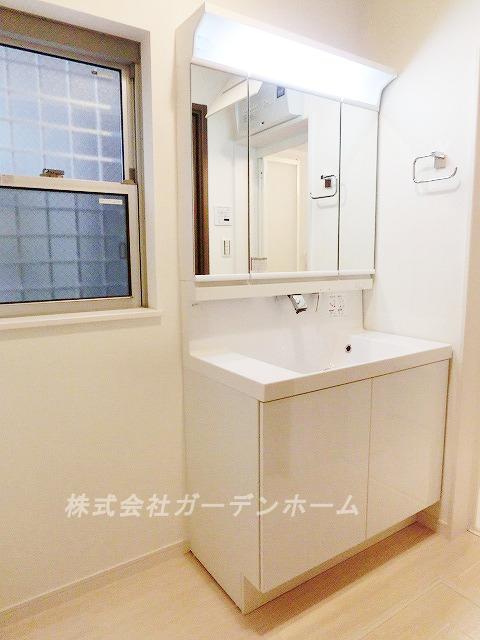 Wash basin, toilet.  ■ Independent wash basin indispensable for grooming ■ 