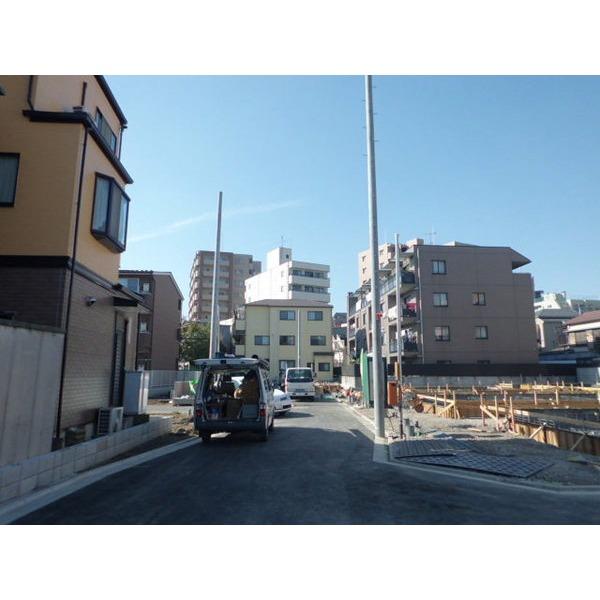 Local photos, including front road. Frontal road