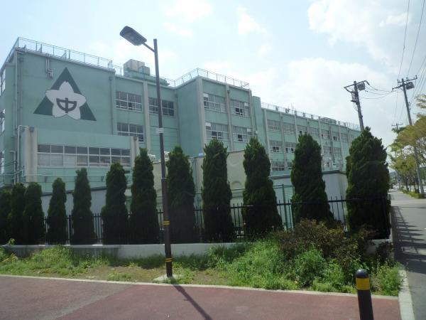 Junior high school. 360m until the flower garden junior high school