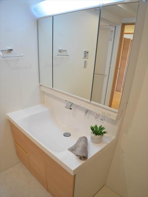 Wash basin, toilet. Very active in the morning dressed