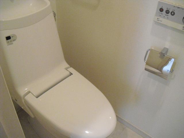 Toilet. Indoor (11 May 2013) Shooting