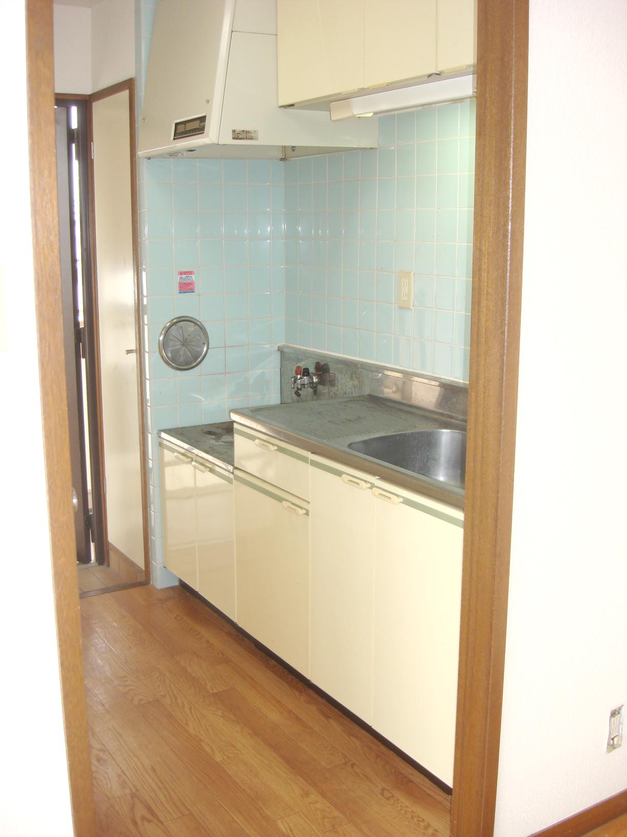 Kitchen. Gas stove is can be installed sink. 