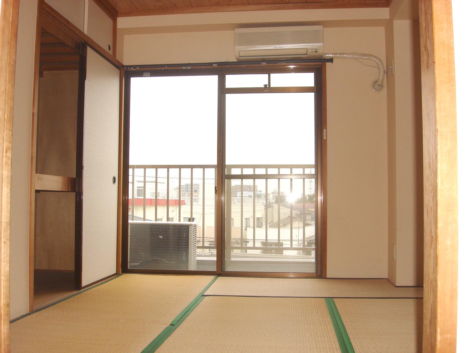 Living and room. Japanese-style room is 6 quires. A bright room at the corner room