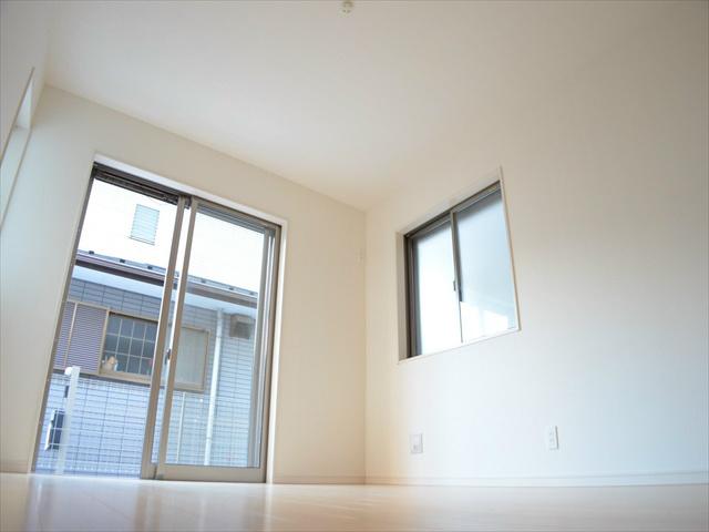 Non-living room. Bright two-sided lighting