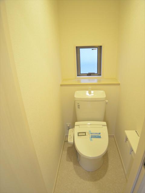 Toilet. It is a toilet with a small window