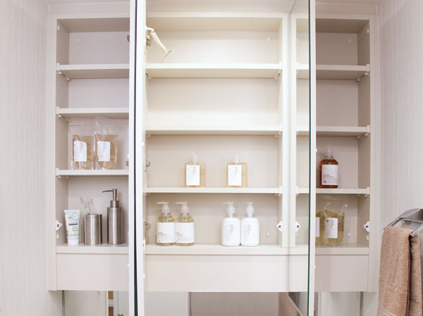 Bathing-wash room.  [Housed with three-sided mirror] Vanity is, The adoption convenient three-sided mirror type in, such as shaving makeup and beard. Storage of Kagamiura has become a convenient cabinet shelves to store small items. (With stop heater cloudy in the center of the mirror)