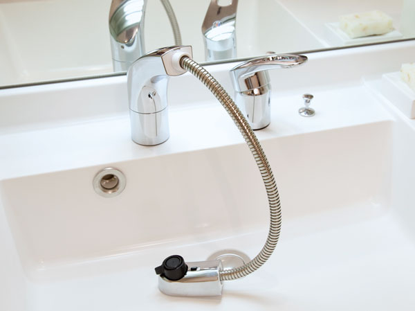 Bathing-wash room.  [Single lever mixing faucet] So pull out the head part, Convenient mixing faucet to bowl cleaning of.