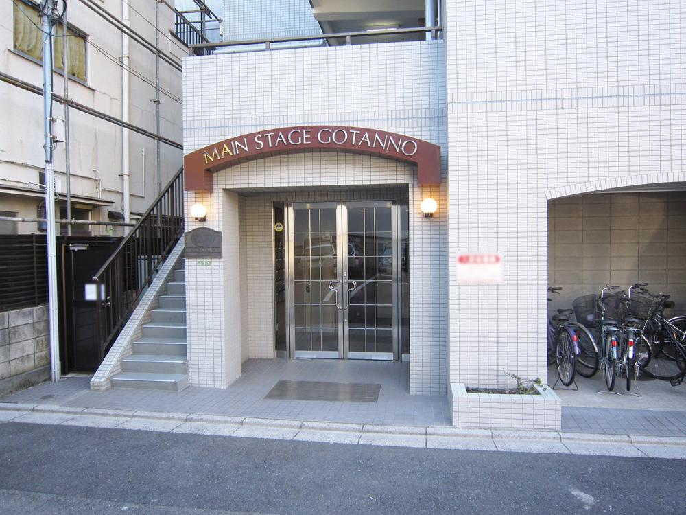 Entrance. Common areas