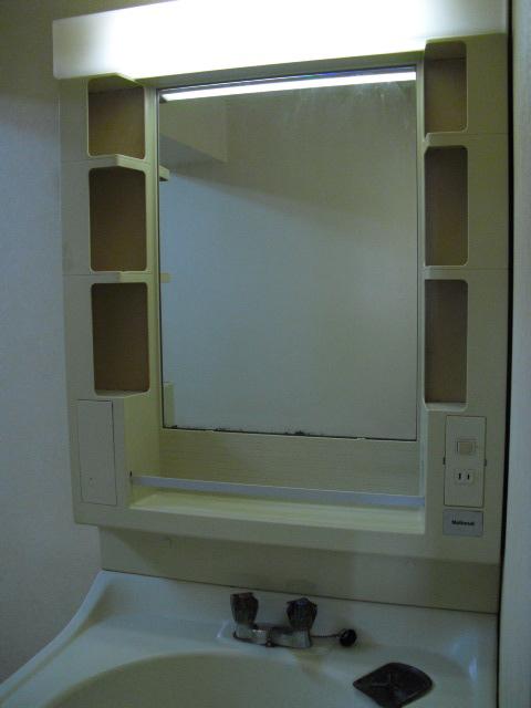 Wash basin, toilet. Indoor (12 May 2013) Shooting