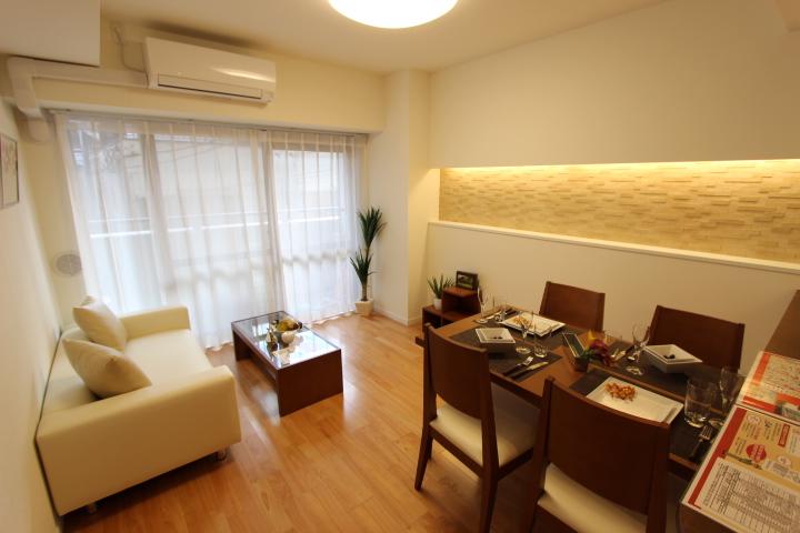 Living. Cabinet was accented, Chic Living ・ dining. Since the south-facing that is also positive per good. (2013 November shooting)