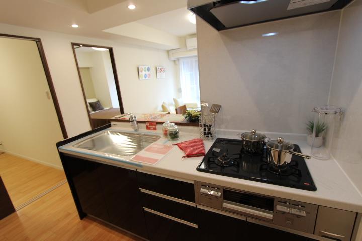 Kitchen. Water purifier integrated faucets with system Kitchen. Spacious use the sink, Cleaning is also Rakuchin. (2013 November shooting)