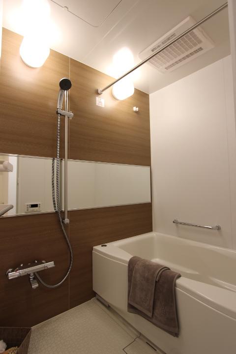 Bathroom. New replaced.. Earthy colors of the bathroom timeless. Because with a convenient bathroom dryer, Ventilation of the bathroom ・ Quickly complete the drying. Worries of the bath cleaning, It will also lead to the suppression of the mold.