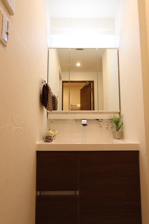 Wash basin, toilet. New replaced.. Vanity is, The adoption convenient three-sided mirror type in, such as shaving makeup and beard. Storage of Kagamiura has become a convenient cabinet shelves to store small items.