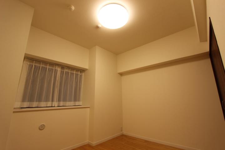 Non-living room. Flooring also Chokawa already. But it has all the living room closet, It is a spacious work likely your room.