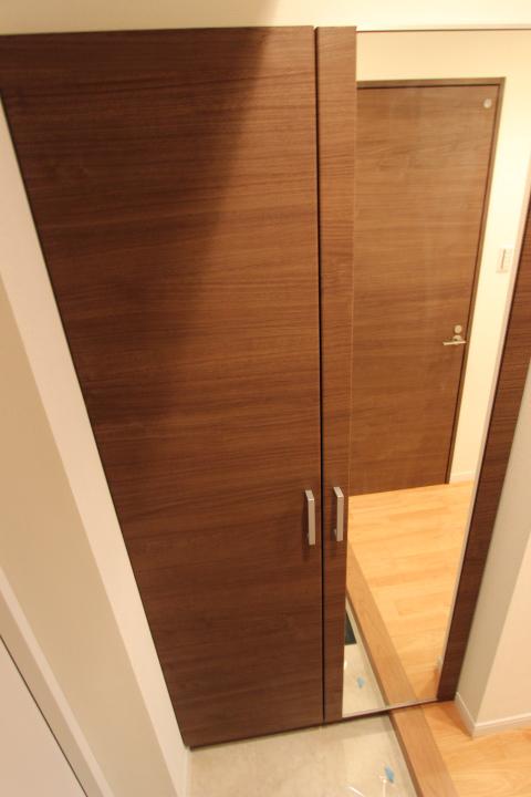 Entrance. The height some entrance storage of large capacity. Outing is with entrance mirror that can check before.