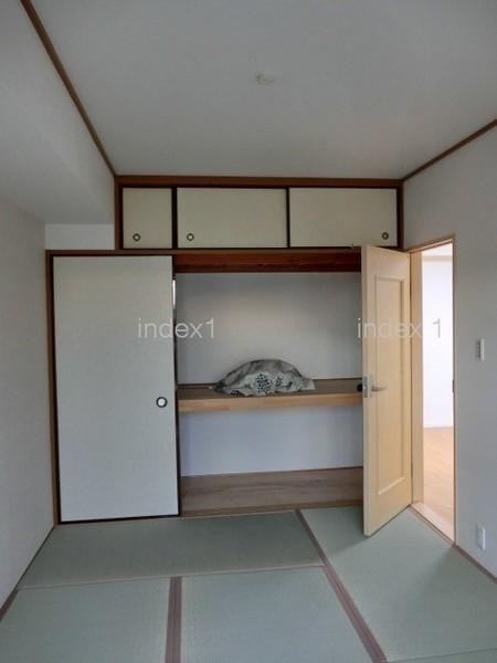 Non-living room. Bright Japanese-style room is equipped with a closet large capacity!