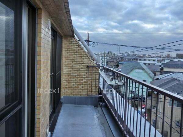 Balcony. A lot of laundry Hoseru spacious balcony!