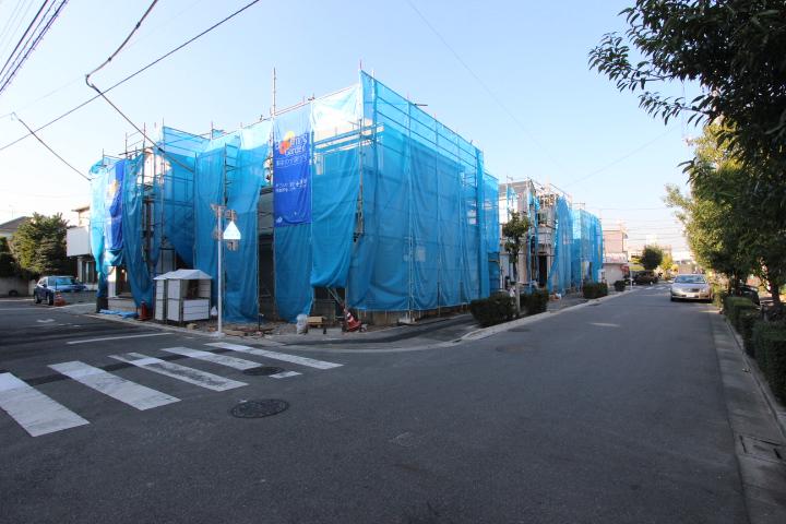 Local appearance photo. Front road spacious (2013 December shooting)