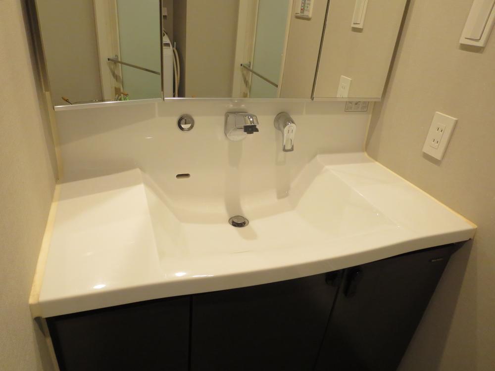 Wash basin, toilet. Single Lever ・ shower ・ Three-sided mirror ・ Washbasin with outlet