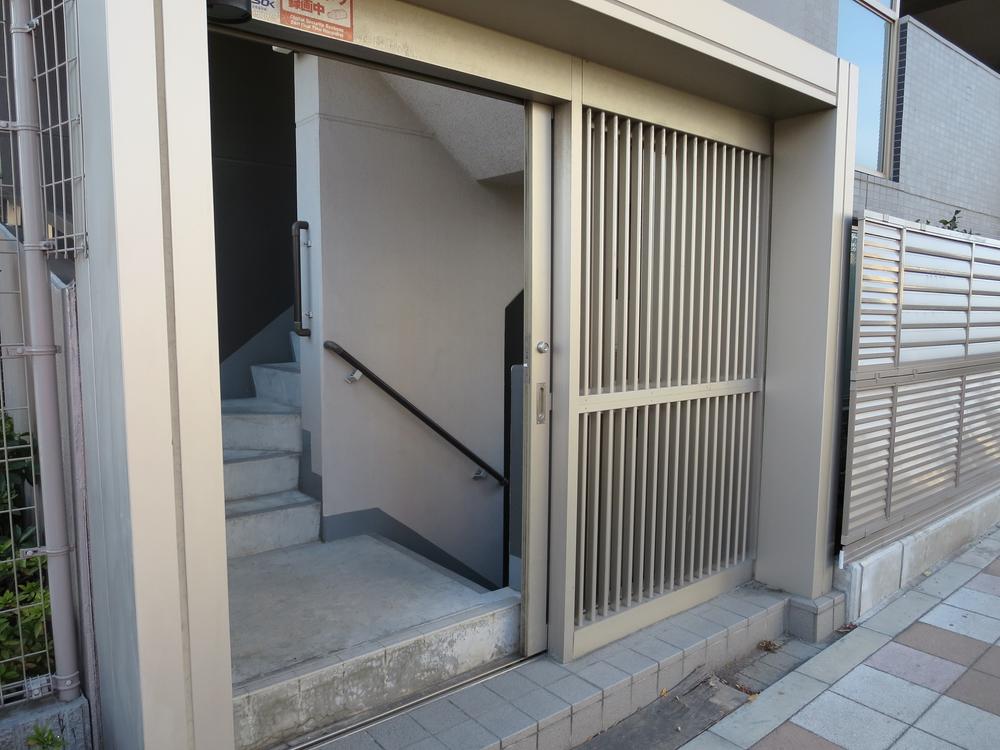 Entrance. Those from the sub-entrance is close to the station