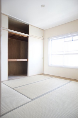 Living and room. Japanese-style room 5 quires