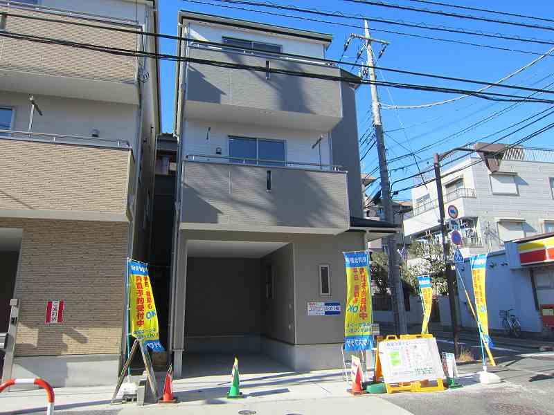 Local photos, including front road. Local (12 May 2013) Shooting