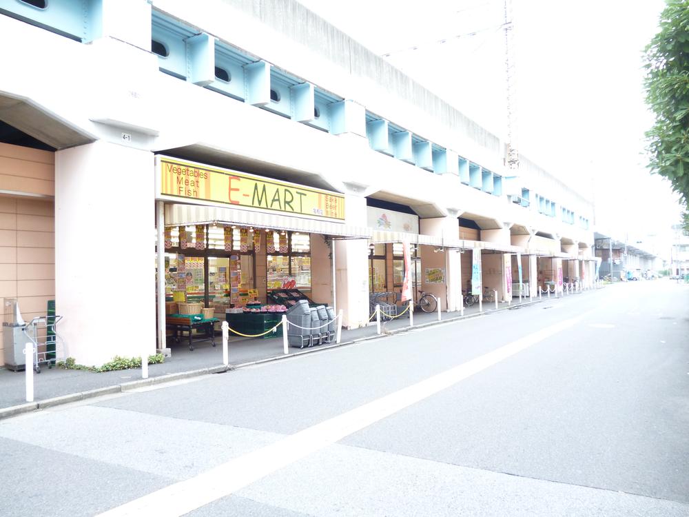 Supermarket. There is also a 353m time sale to E-MART, Goods is also cheap fresh. 
