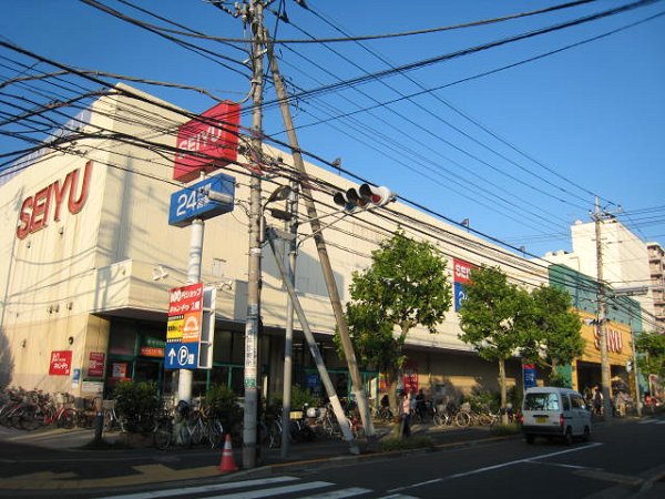 Supermarket. Seiyu to (super) 227m