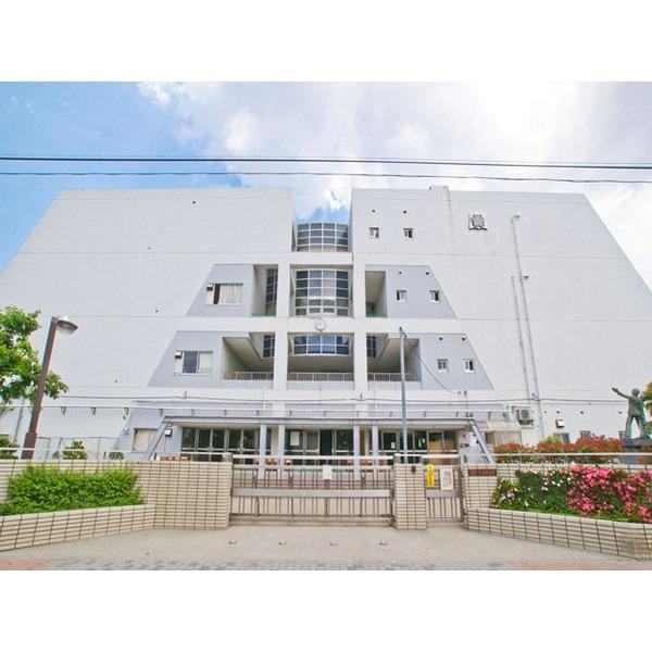 Junior high school. 865m until the Adachi ward in June junior high school