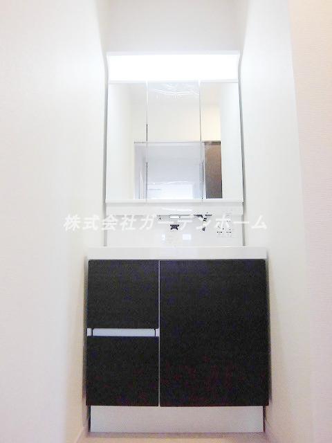 Model house photo. Very easy-to-use wash basin !! Because space to put things well enough (model house)