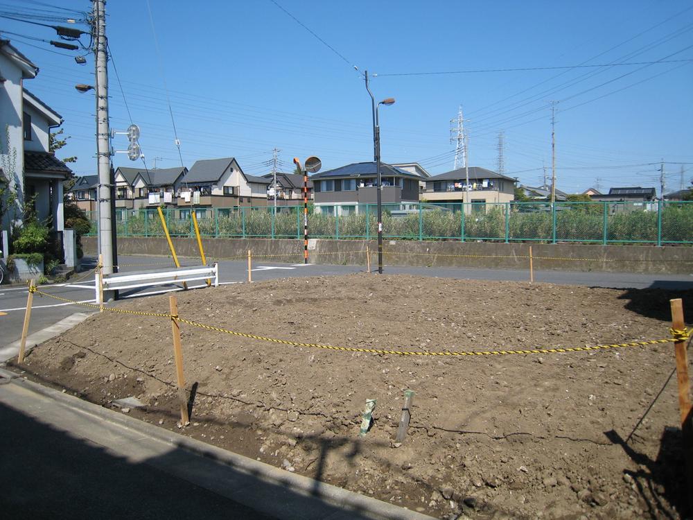 Local photos, including front road. Per day in the three-way corner lot, Ventilation is good.