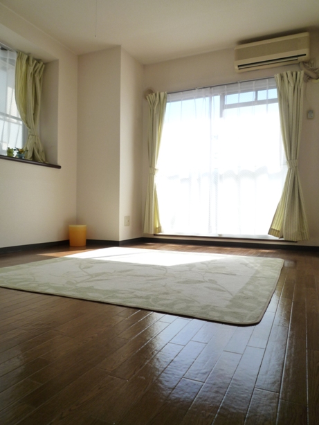 Living and room. Air-conditioned one by one on the Japanese and Western