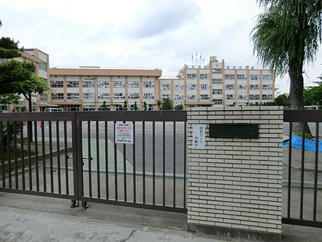 Primary school. The proximity of the 5-minute walk from the elementary school to attend until the Adachi Ward Shikahama elementary school 330m 6 years. Easy going even lower grades of children distance.