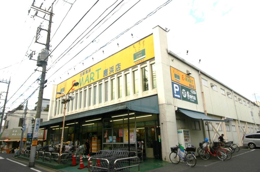 Supermarket. E-MART to Shikahama shop 450m  [Hours 10:00 ~ 21:00]  On the second floor, Super entering the 100 yen shop "ceria life good.". Because the parking lot is also equipped, Peace of mind even if many luggage. .