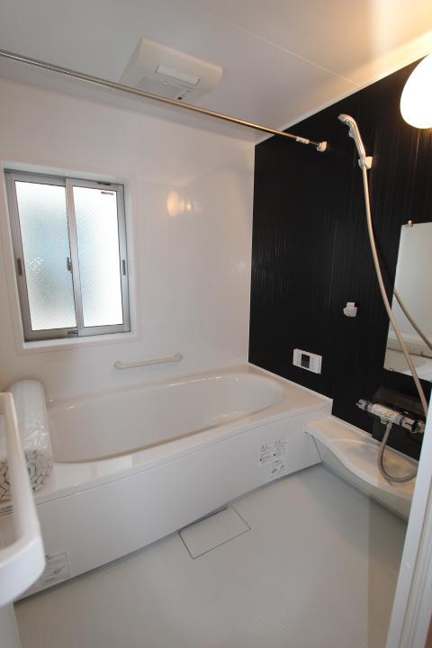 Bathroom. Spacious bathroom with the children enjoy the bath time. Indoor (12 May 2013) Shooting