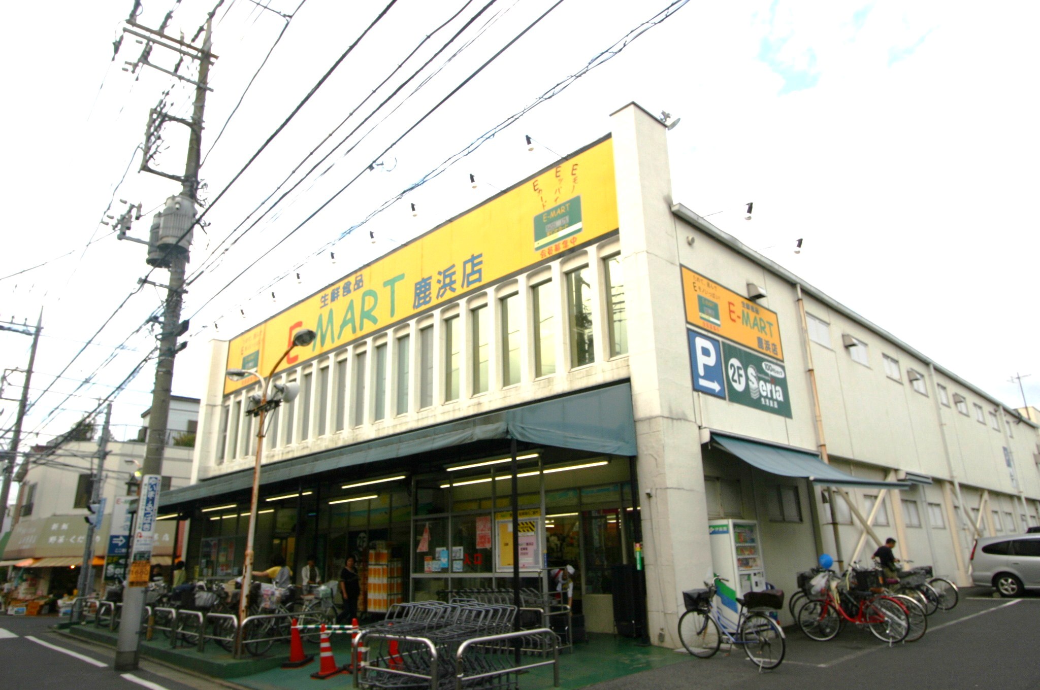Supermarket. E-MART Shikahama store up to (super) 470m