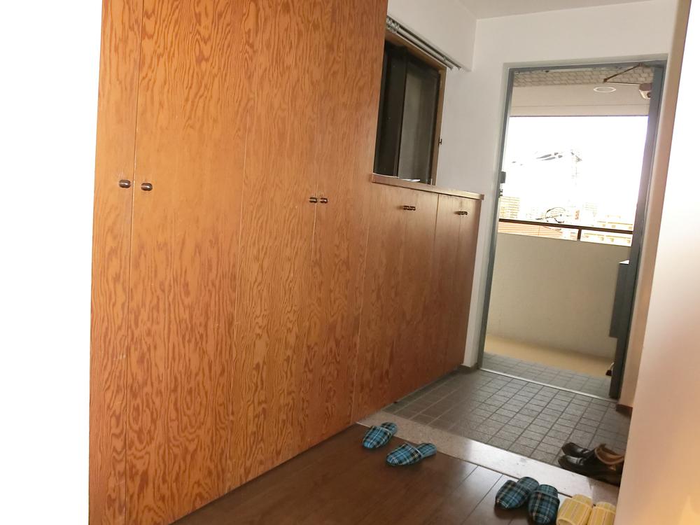 Entrance. Spacious foyer housed plenty