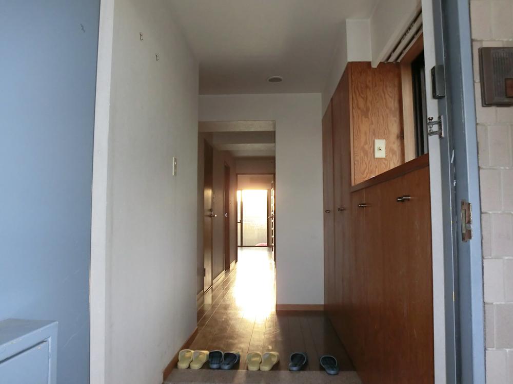 Entrance. Spacious foyer housed plenty