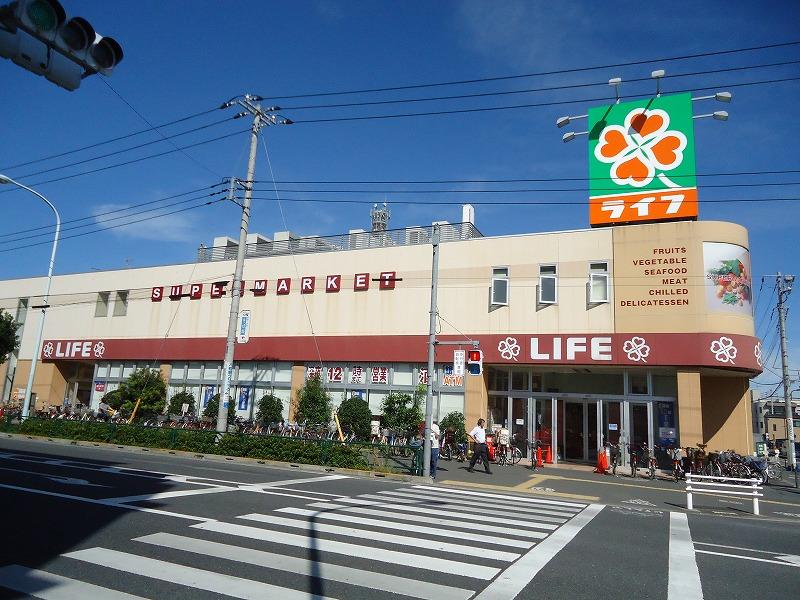 Supermarket. Life six-cho to Ekimae 1200m