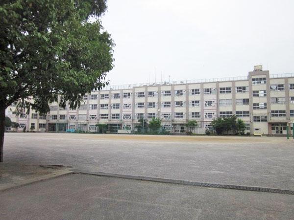 Junior high school. Shikahama 680m until junior high school