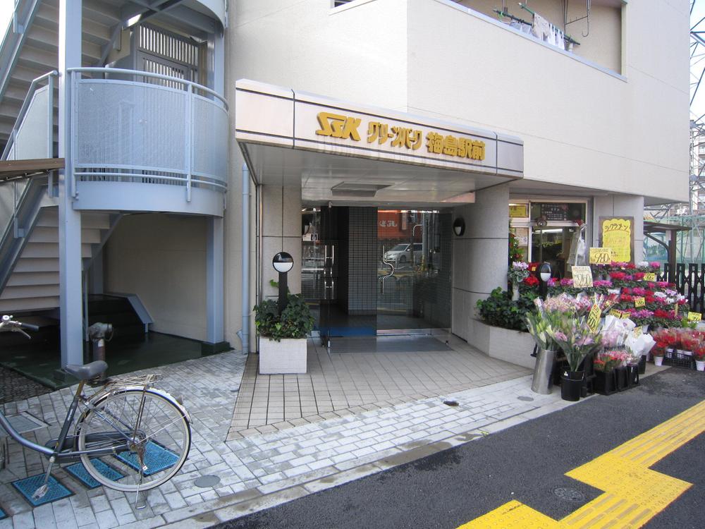 Entrance. Common areas