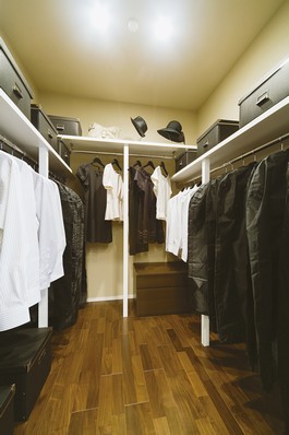 Walk-in closet bags and fashion accessories as well as (master bedroom) clothing can also be housed together in one place
