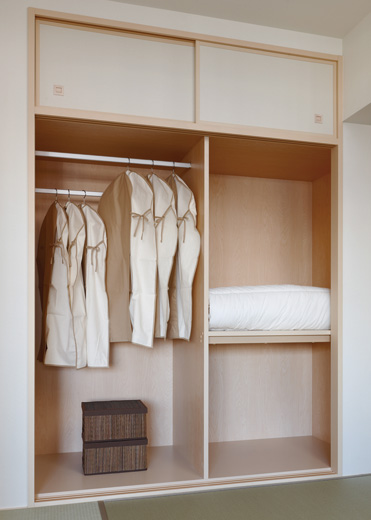 Receipt.  [Futon closet] Futon closet that can be stored separately the futon and clothing. You can put away easily from the futon for the visitors to life supplies. (Same specifications)