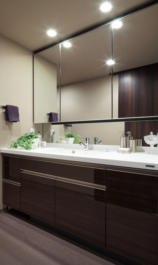 Bathing-wash room.  [Powder Room] Three-sided mirror vanity that can adjust the angle. The Kagamiura, You can clean and holding small objects such as toiletries. (Model room SJa type ※ Including paid option / Application deadline Yes)