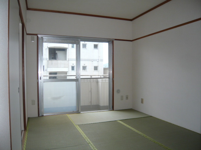 Living and room. Japanese-style room is 6 quires