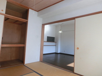 Other room space. 6 Pledge Japanese-style room Air-conditioned 3 groups