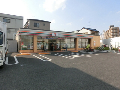 Convenience store. 900m to Seven-Eleven (convenience store)