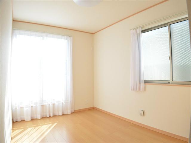 Non-living room. Bright rooms